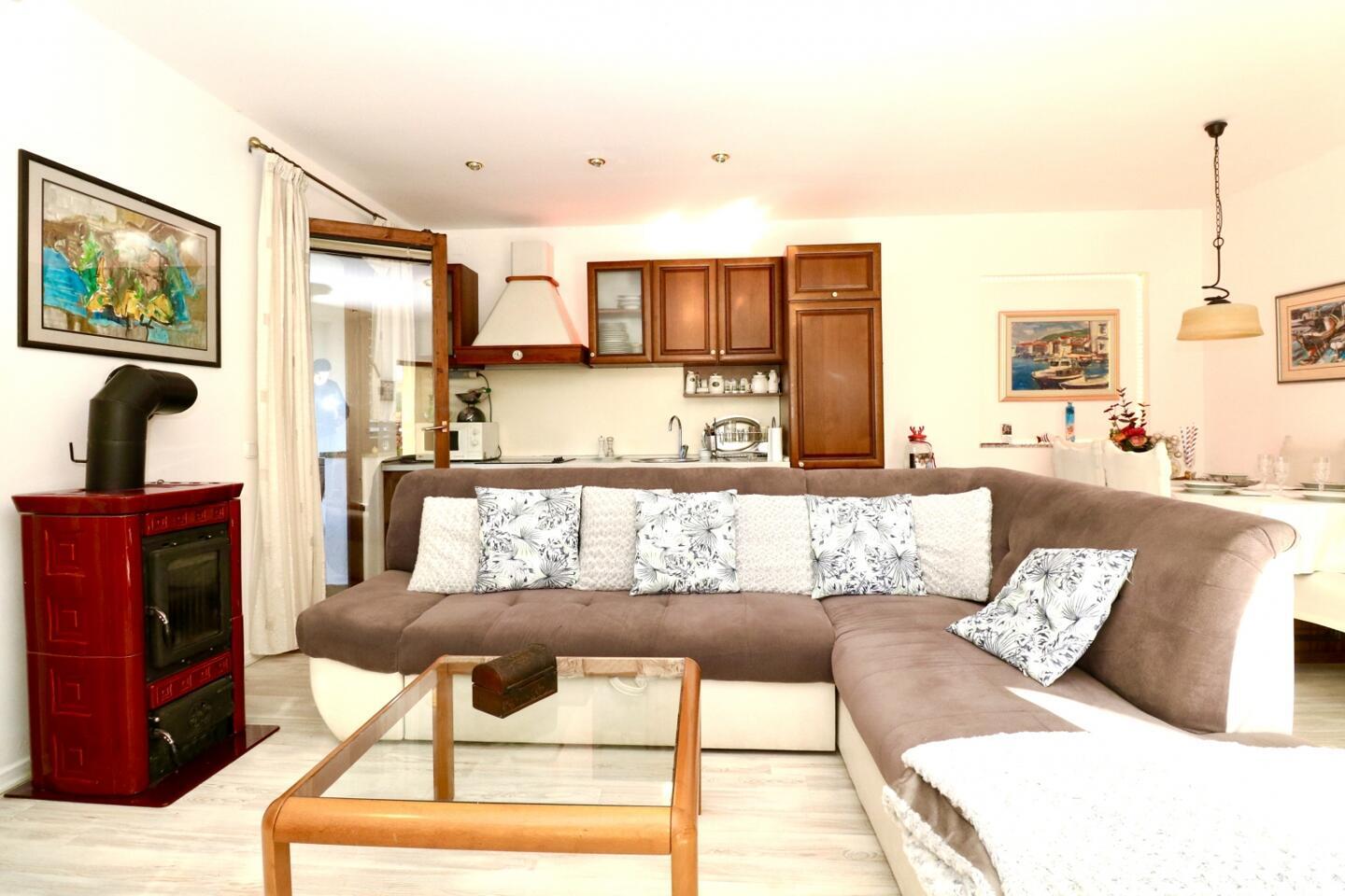 Apartma/Stanovanje Malinska. Pritličje. A003 - Slika 1