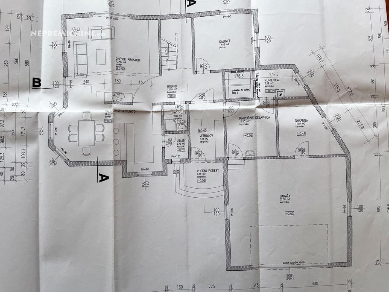 GMAJNICA, KOMENDA, 393 m2, samostojna, zgrajena l. 2001, adaptirana l. 2024, 933 m2 zemljišča, prostorna samostojna lesena hiša z veliko nadkrito teraso, - Slika 3