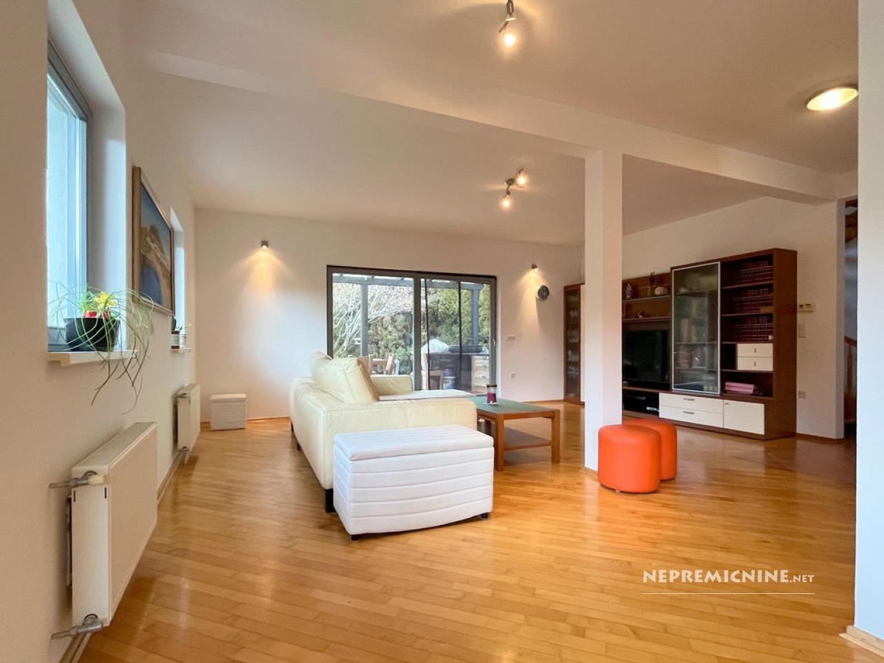 GMAJNICA, KOMENDA, 393 m2, samostojna, zgrajena l. 2001, adaptirana l. 2024, 933 m2 zemljišča, prostorna samostojna lesena hiša z veliko nadkrito teraso, - Slika 1