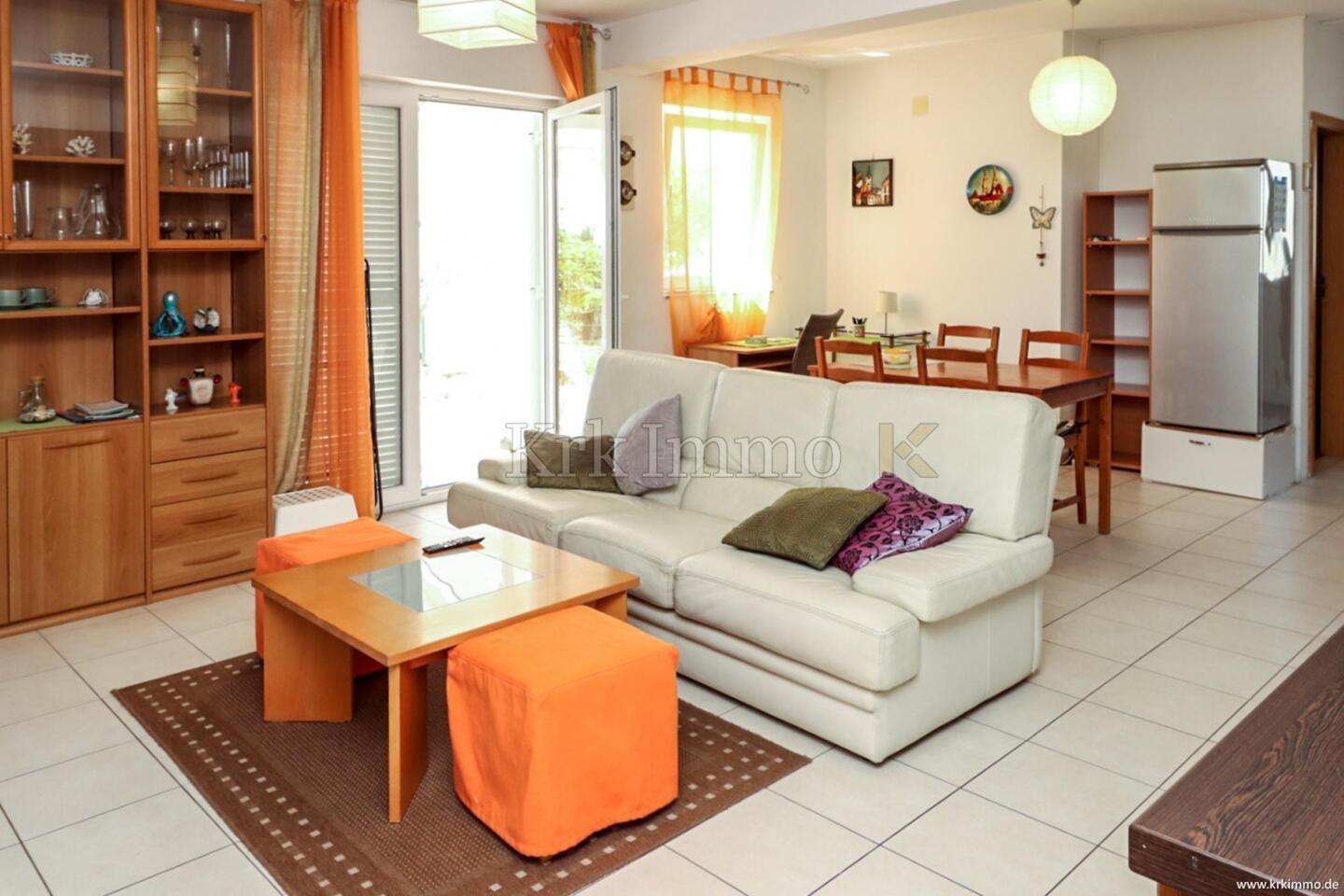 Krk: Opremljeno stanovanje v pritličju z vrtom - Slika 3