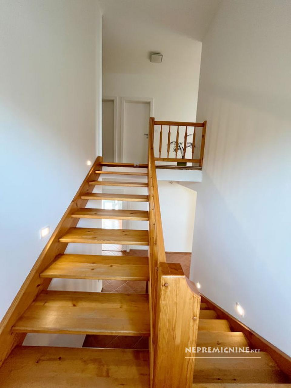 GMAJNICA, KOMENDA, 393 m2, samostojna, zgrajena l. 2001, adaptirana l. 2024, 933 m2 zemljišča, prostorna samostojna lesena hiša z veliko nadkrito teraso, - Slika 13