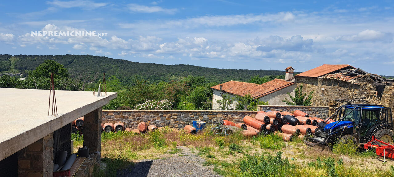 Ocizla parcela z gradbenim dovoljenjem za dve enostanovanjske hise - Slika 1